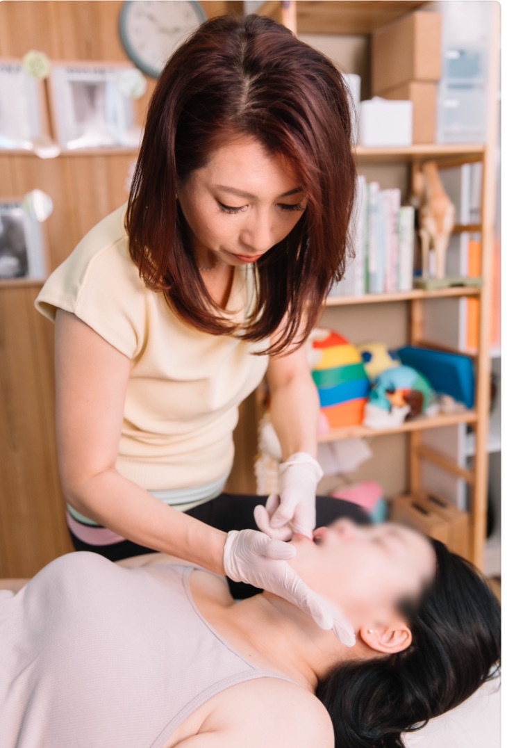 美顔ロルフィング施術の様子